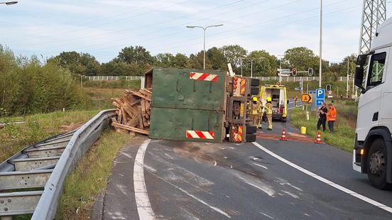 Gekantelde vrachtwagen zorgt voor ravage