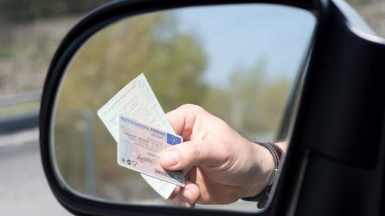 Brommobiel rijdt op snelweg: rijbewijs ingevorderd