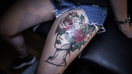 Tijd voor blote benen: drukte bij tattoo-laserkliniek