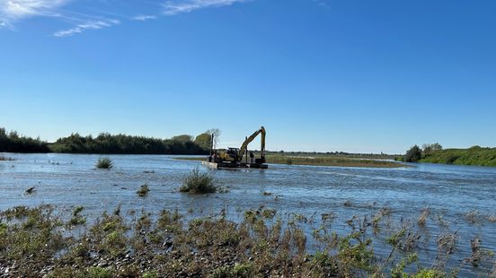 Rijkswaterstaat onderzoekt metersdiepe gaten in bodem Maas