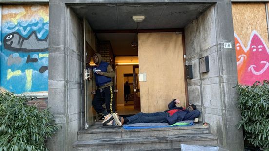 Ook met gevoelstemperatuur -15 slaapt Kazimer buiten