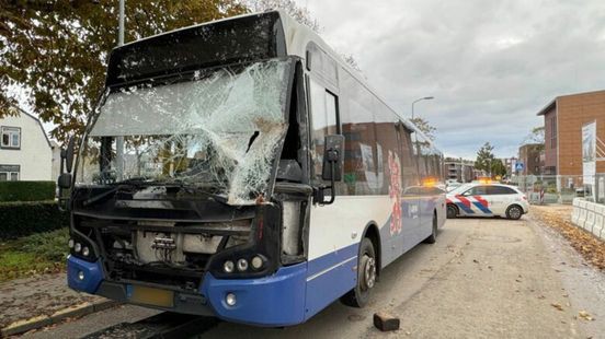 Arriva-bus botst met graafmachine in Weert