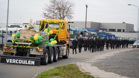 Rouwstoet voor verongelukte Venlonaar met tractoren, vrachtwagens en carnavalsvereniging
