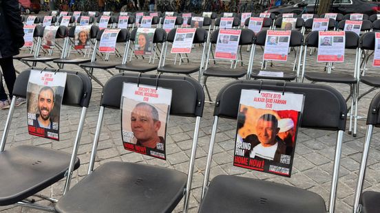 Lege stoelen voor gegijzelden op Markt Maastricht