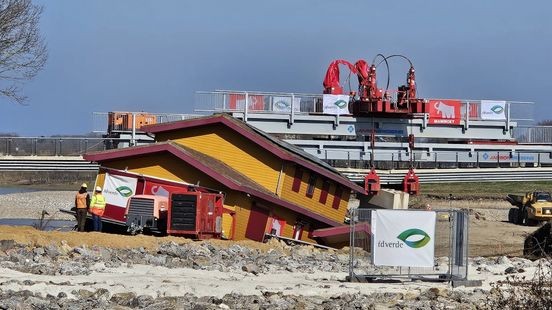 Secuur werk: woonboot wegtrekken onder brug gestart