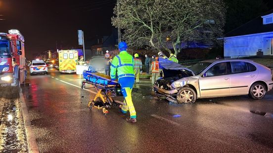 Twee personen bekneld in auto na frontale botsing