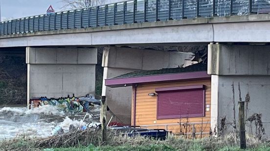 Brug in Maastricht op instorten door losgeslagen woonboot