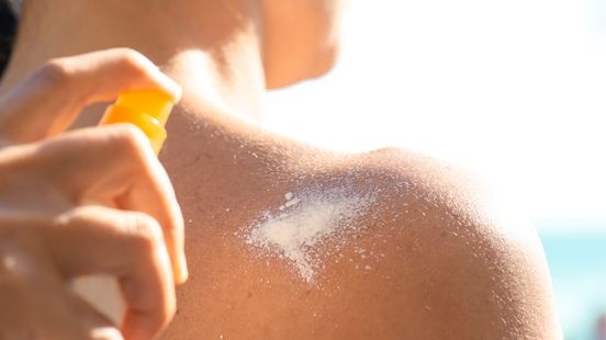 Eerste zomerweer komt: zo bescherm je je huid tegen de zon