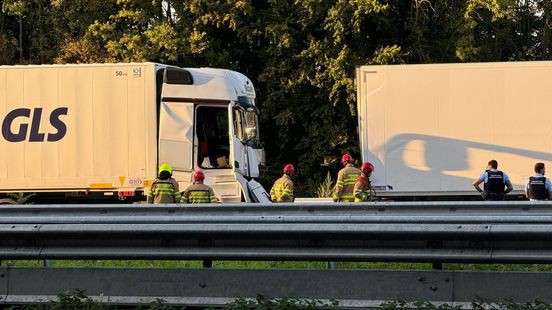 A76 dicht na ongeval met drie vrachtwagens