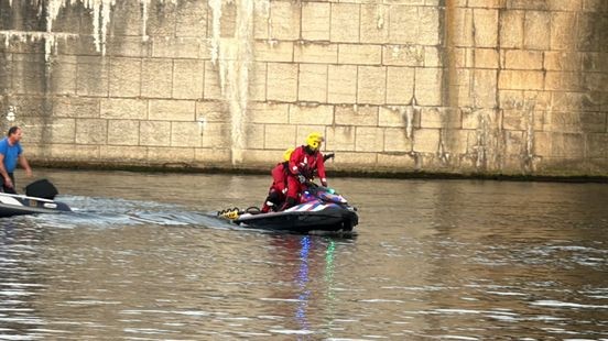 Persoon te water bij Wilhelminabrug in Maastricht: grote zoekactie