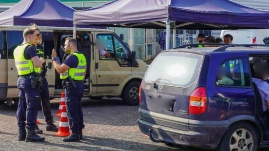 Bij verkeerscontrole ontdekt politie ruim 100 exotische vogels in voertuig