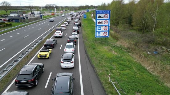 Paasdrukte op wegen: lange file naar Outlet Roermond