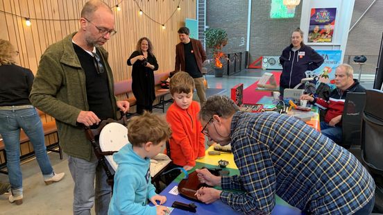 Kinderen klussen bij speelgoed repair café in Maastricht