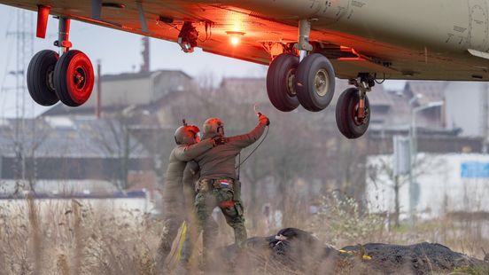 Chinooks klaar met stenen storten: dam nog niet dicht