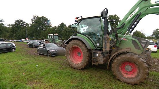 Honderden auto's vast in modder bij Solar in Roermond