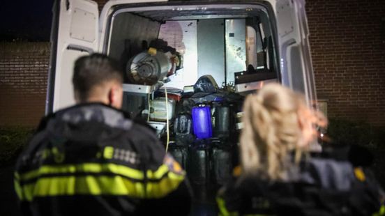 Vaten met drugsafval in busje op parkeerplaats in Nederweert