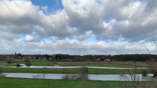 De uitgedijde Niers trekt bekijks in Gennep en Ottersum