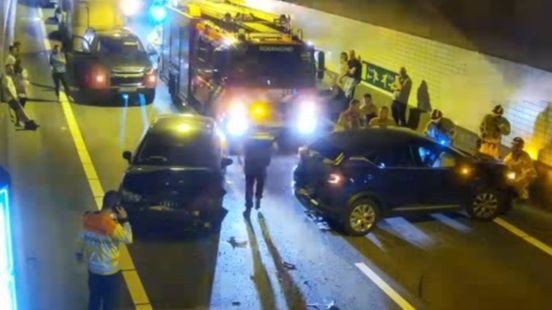 Roertunnel enige tijd dicht vanwege botsing tussen twee auto's