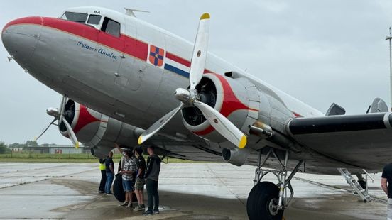 Laatste vlucht 80 jaar oude Dakota vanaf vliegveld Beek: 'Kippenvel'