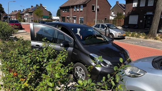 Vier jongeren rijden in gestolen auto, botsen, en vluchten voor politie