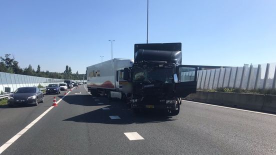 Twee vrachtwagens botsen op A73: omleidingsroute ingesteld