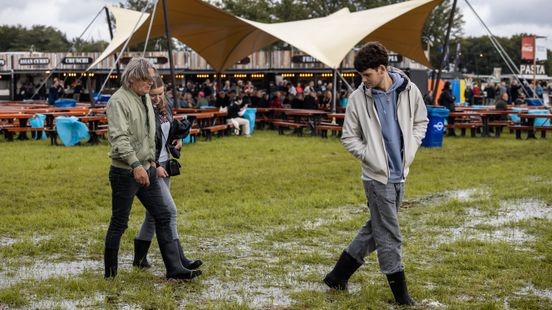 Natte Bospop-editie van start op drassig festivalterrein