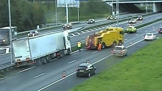 Flinke file op A2 door vrachtwagen in vangrail