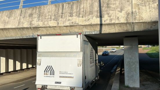 Te lage tunnel: bakwagen rijdt zich klem in Maastricht