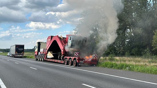 Vrachtwagen krijgt klapband en vliegt in brand op A73