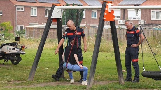 Brandweer redt tiktokkende tiener uit schommel