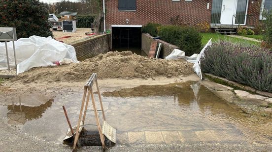 Kelder onder water door verstopte beek