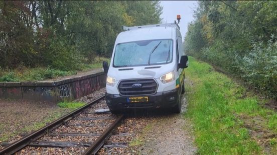 Dief parkeert gemeentebus op het spoor