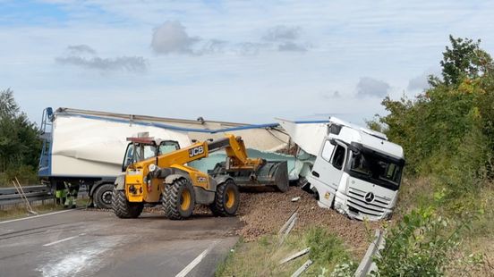 Vrachtwagen gekanteld: weg bezaaid met aardappelen