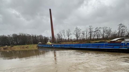 Schip vastgevaren op invaart Julianakanaal Maastricht