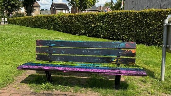 Weer doelwit van vandalisme: regenboogbankje in Schinnen opnieuw beklad