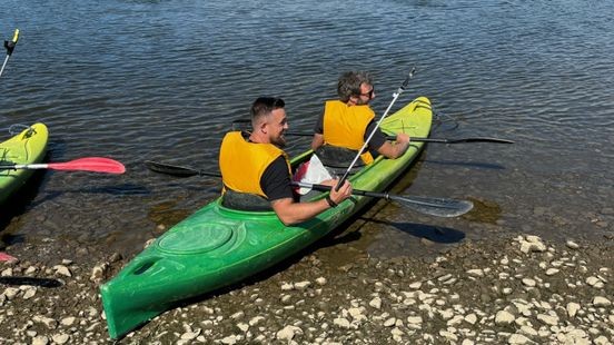 Kanoën en cleanen op de Maas; niet alleen peddelen, maar ook de rivier schoner maken