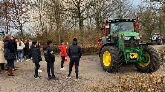 Verkeersles brugklas met tractors: 'Kinderen gevaren leren'