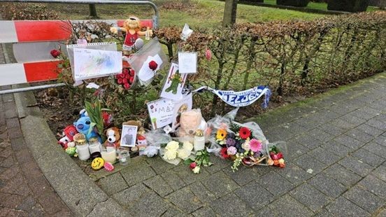 Knuffels en kaarsen na fataal ongeval met fietsertje (6)