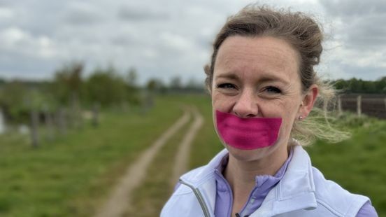 Linda uit Horst rent met een pleister op haar mond