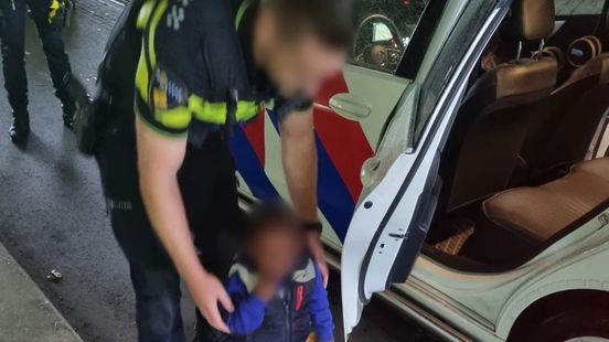 Hoogzwangere moeder raakt peuter (2) kwijt in trein: politie vangt hem op in Blerick