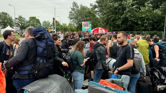 Eerste Pinkpopgangers staan in de rij bij de camping: 'We wachten hier al drie halve liters lang'