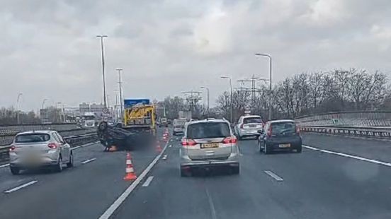 Aanrijding met drie auto's op A2: één auto op de kop