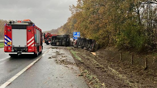 A2 weer gedeeltelijk open nadat vrachtwagen kantelde