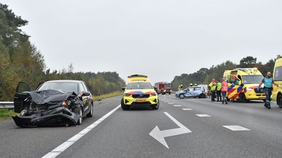 Twee gewonden bij botsing in staart van file op A73