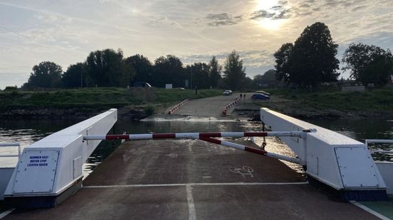 Veerpont Berg aan de Maas uit de vaart door boomstam