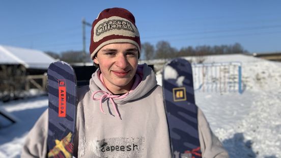 Mic skiet door straten van Valkenburg tijdens sneeuwval