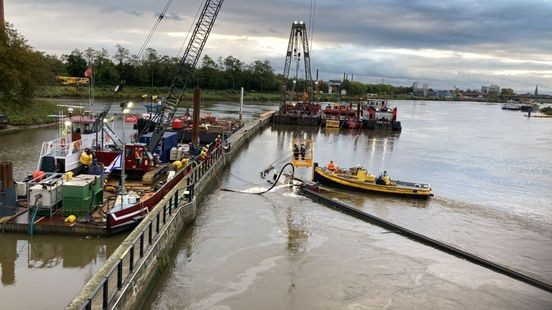 Nieuwe poging lostrekken vrachtschip: hulp ingeroepen van vrachtwagen met extra lier