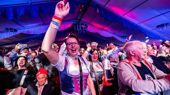 Duitse Oktoberfest-tradities in Sittard: halve haan, literpullen en klederdracht