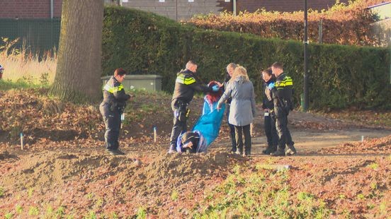 Politie onderzoekt 'verdachte' situatie, maar vindt pop met rode haren bij Julianakanaal Urmond
