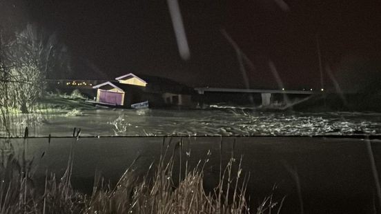 Maastrichtse woonboot losgeslagen en afgedreven tegen brug